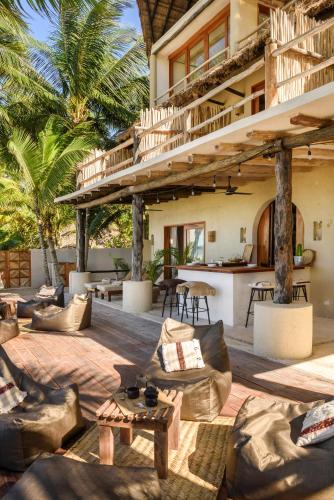 Un lugar para sentarse en CASA CAT BA Beachfront Boutique Hotel