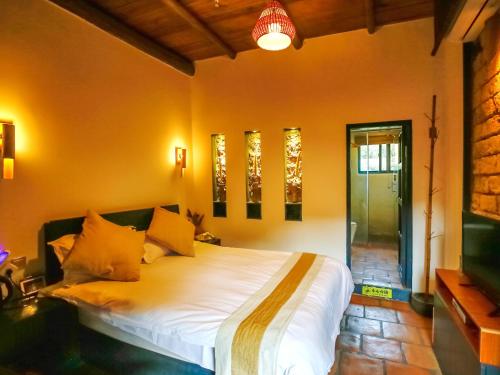 Postel nebo postele na pokoji v ubytování Tulou Herongzhuang Inn