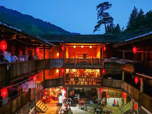 NanjingにあるTulou Herongzhuang Innの赤信号の建物の上面
