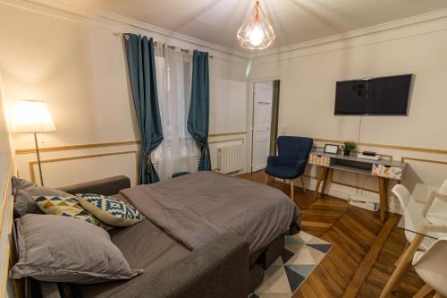 パリにあるPrivate Apartments - Champs-Elyséesのリビングルーム(ベッド1台、デスク、テーブル付)