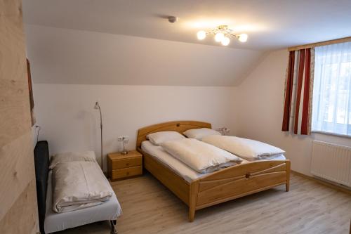 Una cama o camas en una habitación de Peters Alm