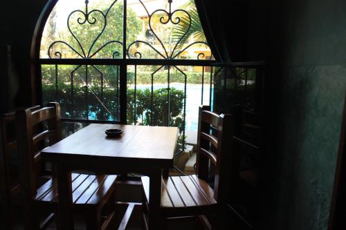 a table and chairs in a room with a window at Hotel Oaxtepec in Oaxtepec