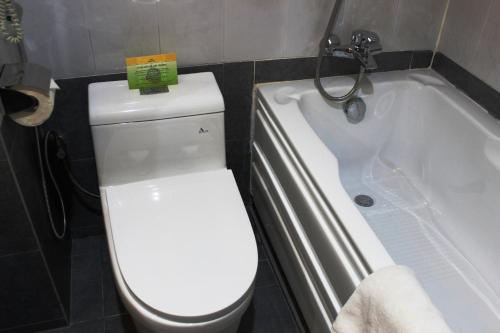 Bilik mandi di Liberty 2 Hotel