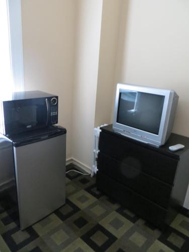 a room with a microwave and a television on a dresser at Hotel North Beach in San Francisco