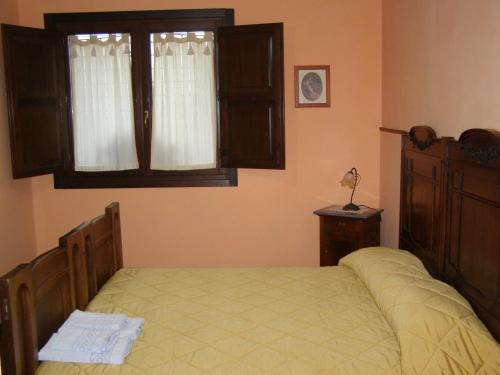 a bedroom with a bed and a window at B&B Le Grazie in Piaggine