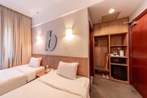 Giường trong phòng chung tại Hotel Bencoolen Singapore