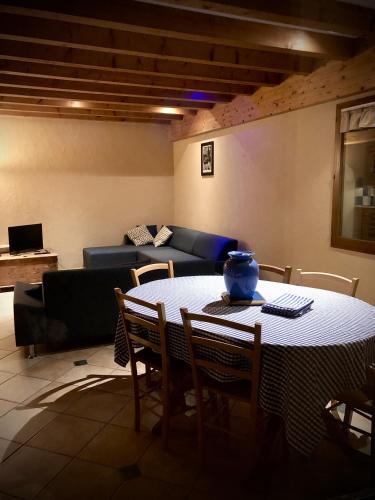 TV a/nebo společenská místnost v ubytování Gites le Paradis - Superbe vue sur le Vercors Dominant le village