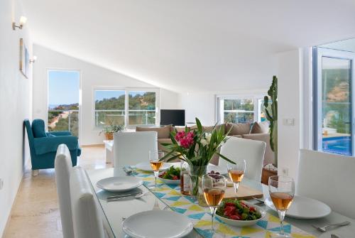 Μια τηλεόραση ή/και κέντρο ψυχαγωγίας στο Dahlia Penthouse - Beautiful Luxurious Private Pool Fantastic Harbour Views