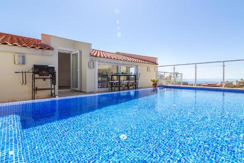 Πισίνα στο ή κοντά στο Dahlia Penthouse - Beautiful Luxurious Private Pool Fantastic Harbour Views