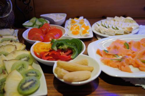 a table with plates of different types of vegetables at Sport Garni Kapplerhof – Ischgl/Kappl in Kappl