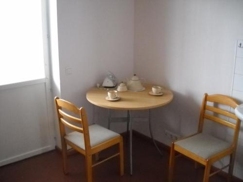 - une petite table avec 2 chaises et une théière dans l'établissement Saaremäe, à Otepää