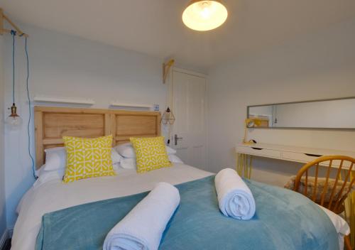 カーディフにあるCity Townhouseのベッドルーム1室(大型ベッド1台、黄色と青の枕付)