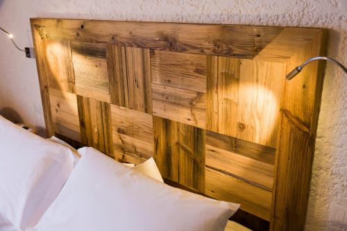 a wooden headboard of a bed in a bedroom at Style Hotel Grifone in Madonna di Campiglio