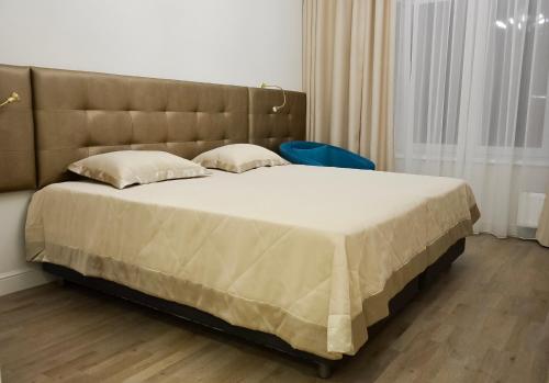 ソロチャにあるSanotoriy Solotchaのベッドルーム1室(大型ベッド1台、大型ヘッドボード付)