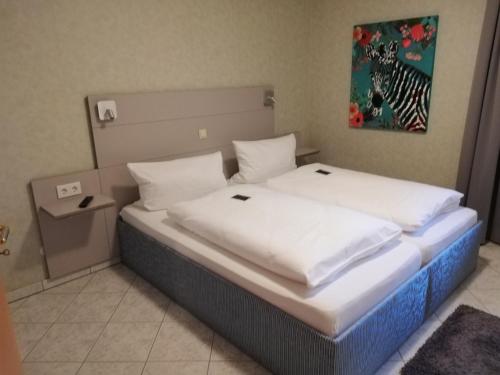 Ein Bett oder Betten in einem Zimmer der Unterkunft Dorf-Quartier