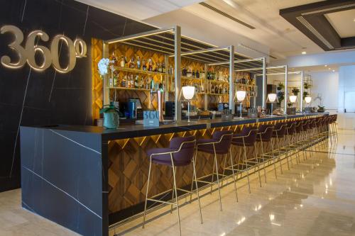 De lounge of bar bij Gran Hotel Sol y Mar - Adults Experience