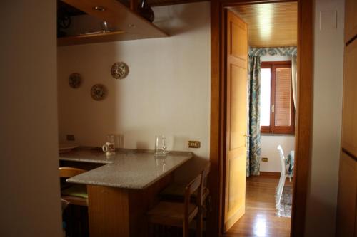 - une cuisine avec une table et un comptoir dans l'établissement Casa Alberto dalla Roby, à Castel di Sangro