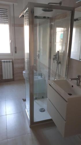 Valassina milano apartment tesisinde bir banyo