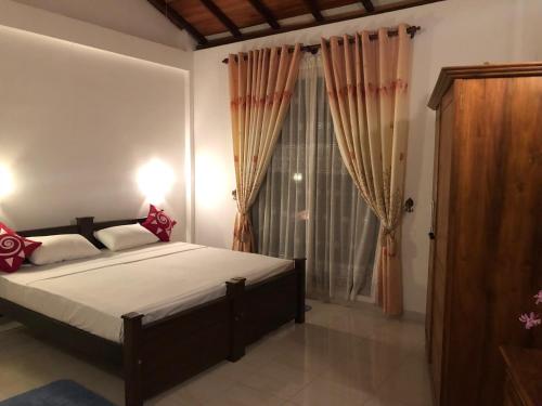 Tempat tidur dalam kamar di Helianto Social Villa