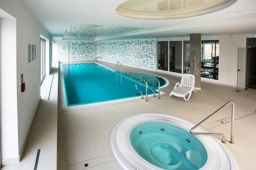 Piscina de la sau aproape de Apartament z basenem i widokiem na Motławę