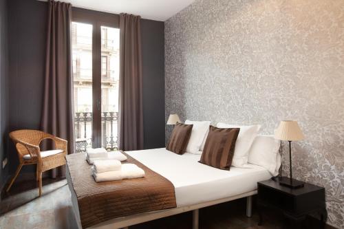 Un dormitorio con una cama grande y una ventana en EasySleep Gaudi Terrace, en Barcelona