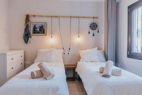 Postel nebo postele na pokoji v ubytování Malaga Beach House, 2 city bikes, 2 children's bikes, WiFi, BIG terrace, BBQ, Family, Childfriendly