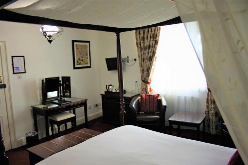 Ένα ή περισσότερα κρεβάτια σε δωμάτιο στο Canterbury Hotel