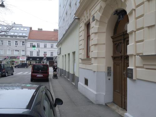um edifício com uma porta ao lado de uma rua em Minnie Mouse em Viena