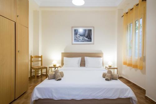 ein Schlafzimmer mit einem großen weißen Bett in einem Zimmer in der Unterkunft Acropolis Heart in Athen