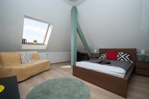 ブィドゴシュチュにあるDream Team Zamoyskiegoのベッドルーム1室(ベッド1台、椅子、窓付)