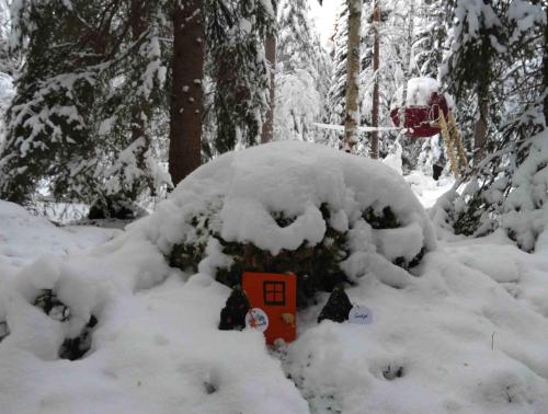a pile of snow on top of a fire hydrant at Näsets Marcusgård in Furudal
