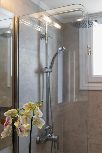 Ένα μπάνιο στο Porto Vecchio Luxury Suites