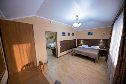 Una cama o camas en una habitación de Hotel Flagman