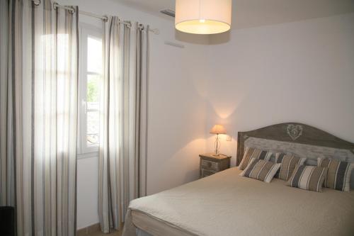 Ένα ή περισσότερα κρεβάτια σε δωμάτιο στο Golf de Pont Royal Villa les Micocouliers climatisée 4 chambres Piscine chauffée Parking