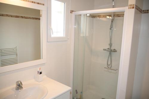 a white bathroom with a shower and a sink at Golf de Pont Royal Villa les Micocouliers climatisée 4 chambres Piscine chauffée Parking in Mallemort