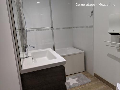 a white bathroom with a sink and a toilet at Appartements Boulonnais in Boulogne-sur-Mer