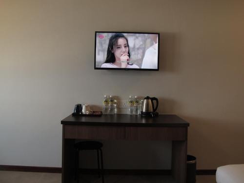 Una televisión o centro de entretenimiento en HOTEL SUKARAMAI