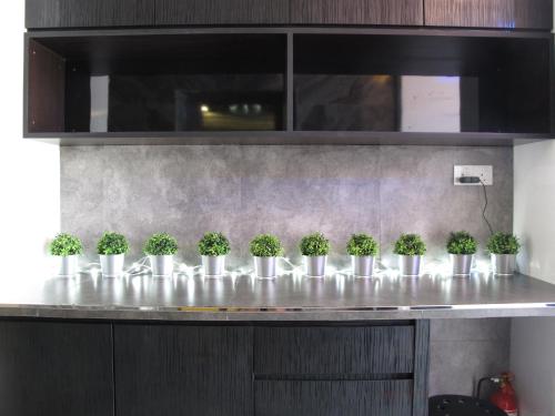 Una cocina o zona de cocina en HOTEL SUKARAMAI