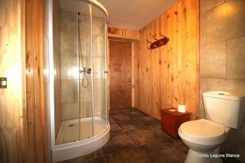 Ett badrum på Hotel Lodge Fundo Laguna Blanca