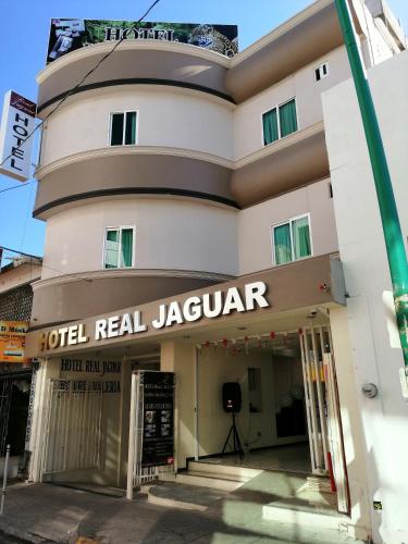 een hotel echt jaguar gebouw met een bord erop bij Hotel Real Jaguar in Tuxtla Gutiérrez