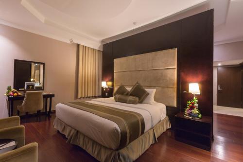 A bed or beds in a room at Holiday Jazan Hotel