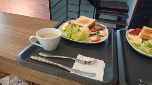 a lunch tray with a plate of food and a cup of coffee at Zhaohong homestay in Yuchi
