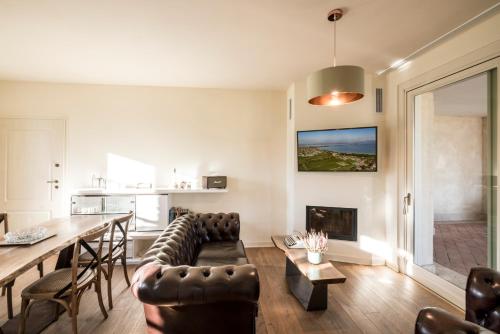 uma sala de estar com um sofá e uma mesa em Creative Design House Golf & SPA em Pozzolengo