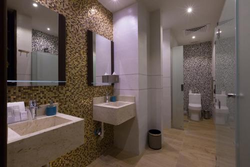 A bathroom at Holiday Jazan Hotel