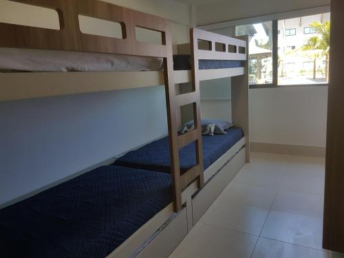 a bunk bed room with two bunk beds in it at Flat Polinésia Térreo Piscina Privativa in Porto De Galinhas