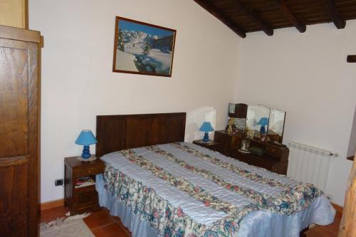 A bed or beds in a room at Quinta Vale da Ginjeira