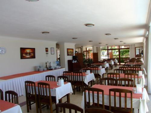 a dining room filled with tables and chairs at Albayrak Hotel in Çeşme