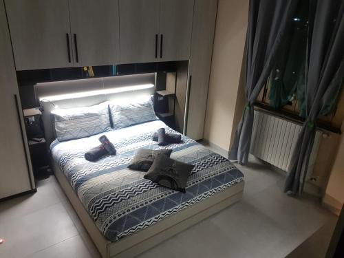 ein Schlafzimmer mit einem Bett mit zwei ausgestopften Tieren darauf in der Unterkunft Suite in Milano Certosa Station in Mailand