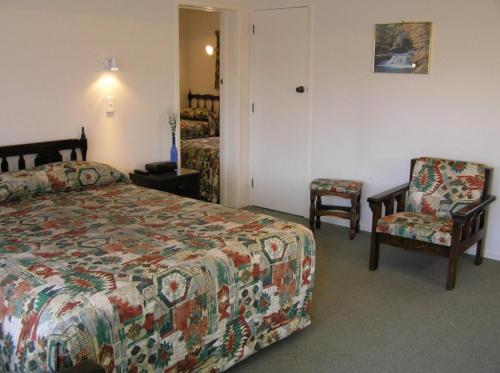 Tempat tidur dalam kamar di Coachman Motel
