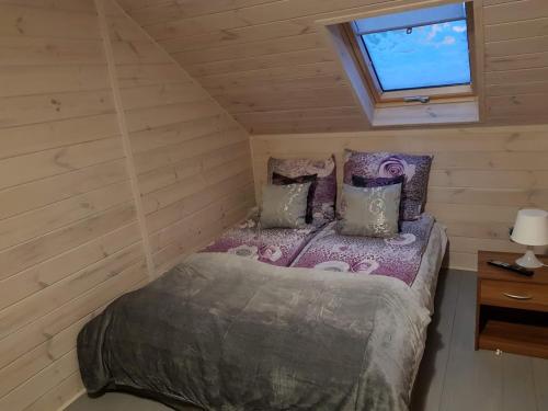 1 dormitorio con 1 cama en una habitación pequeña en Pokoje Gościnne Kacper Blisko Gondoli, en Szczyrk
